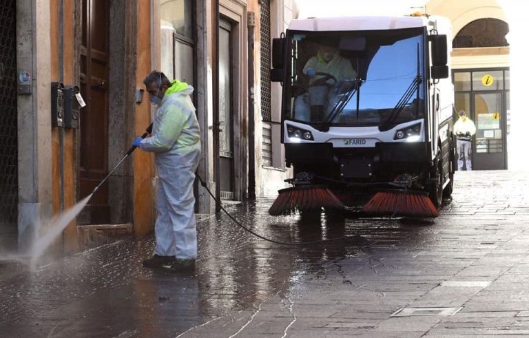 mezzi-in-azione-sanificazione-strade