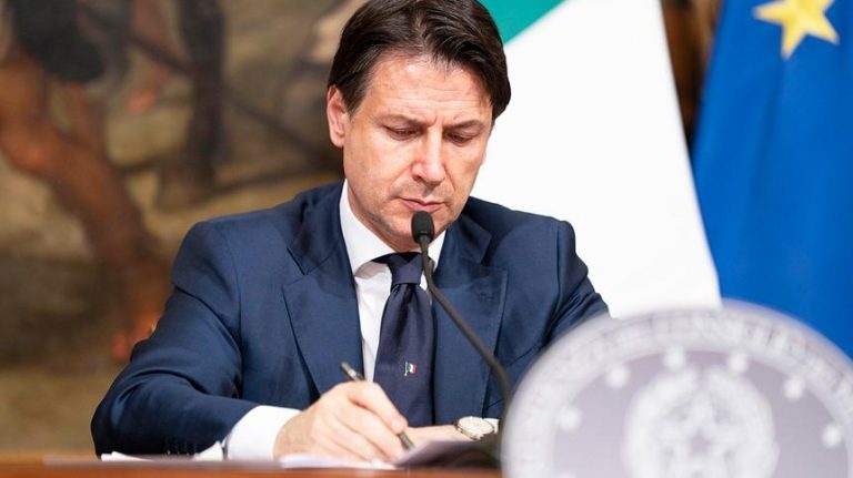 giuseppe-conte-firma-dpcm-17-maggio