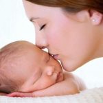 primo-bacio-della-mamma-festa-della-mamma-riflessione-vescovo-domenico-pompili-rieti