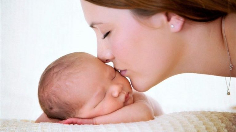 primo-bacio-della-mamma-festa-della-mamma-riflessione-vescovo-domenico-pompili-rieti