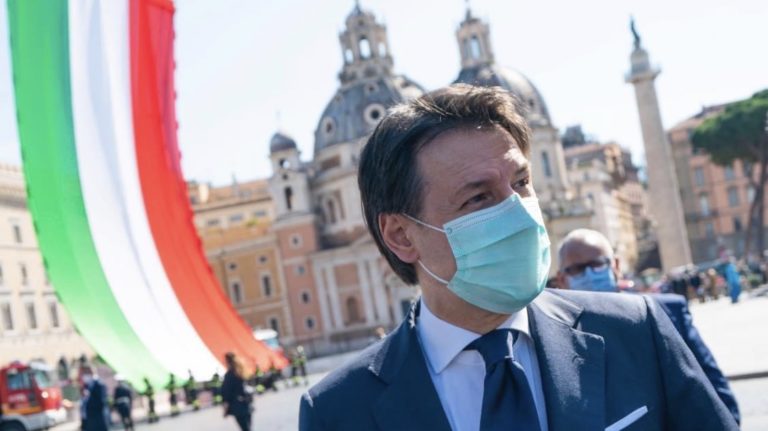 giuseppe-conte-2-giugno-festa-della-repubblica-frecce-tricolori